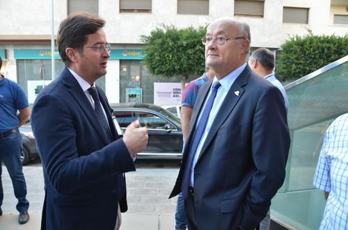 El alcalde de El Ejido conversa con Planelles.