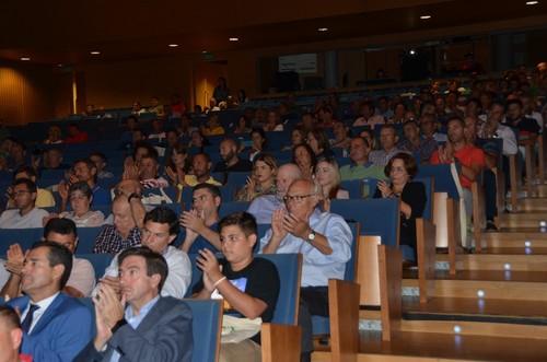 Parte del público asistente aplaudiendo el discurso de Planelles.
