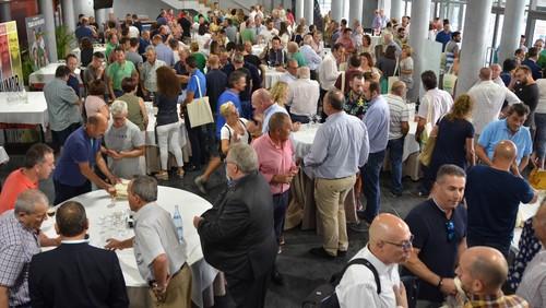 Al finalizar el acto se sirvió un vino español.