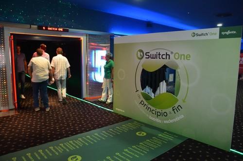 Asistentes entrando a la sala donde se presentaron las características de este nuevo producto.