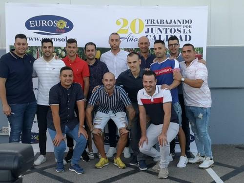 Los agricultores de la empresa posando para FHAMERÍA.