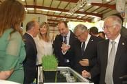El delegado de Agricultura conversando con miembros de la empresa Biomip