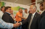 Gabriel Amat y Antonio Jesús Rodríguez saludan al presidente de SAT Costa de Níjar, Antonio Rodríguez Morante.