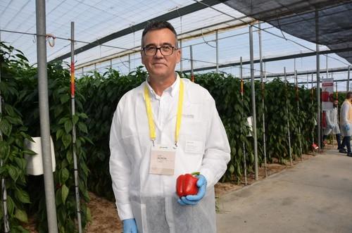 Javier Achon posa con una pieza de HMC 57356 F1