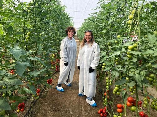 Agricultoras posando junto a Barbarela F1 para FHALMERÍA.