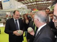 El presidente de la Diputación y el delegado territorial de Agricultura, José Manuel Ortiz, pusieron el valor los productos de la provincia. En este caso, melón cantaloup, de Semillas Fitó.