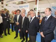 La comitiva posa junto al stand de Agroponiente.