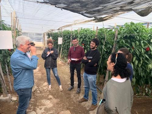 Jorge Bervel, técnico comercial de Ramiro Arnedo, con un grupo en la jornada de campo.