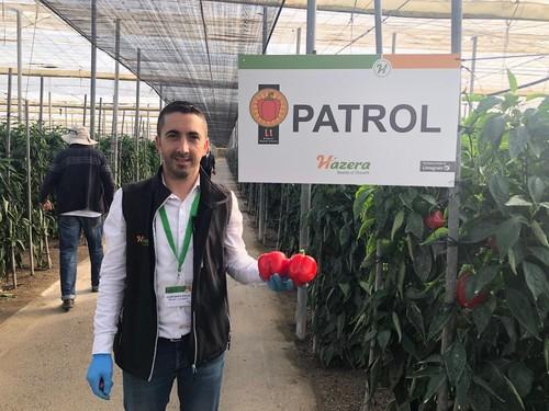 José David Ávila con la variedad de pimiento Patrol, que destaca por su color rojo intenso.