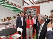 El presidente de la Diputación Provincial y el alcalde de Níjar saludan a la gerente de Agrupalmería, Rosa Belmonte.