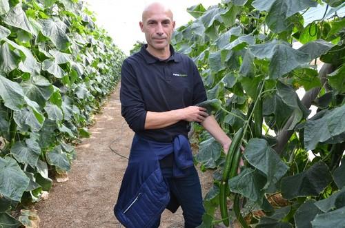 José Marín, técnico comercial de Syngenta, con una pieza de Valdemar.