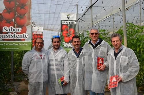 Trabajadores de ISI Sementi junto a algunos agricultores