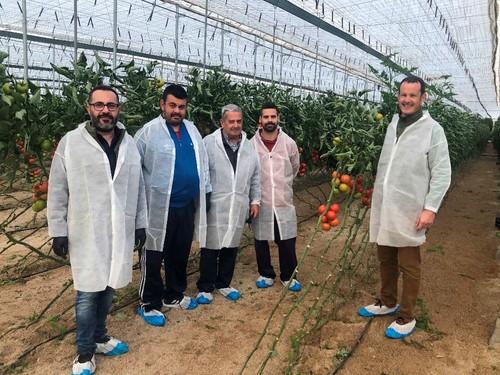 Parte del equipo de Vilmorin junto a agricultores asistentes a las jornadas.