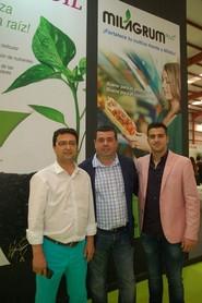 Francisco Méndez (izq.) e Ismael Méndez (dcha.), de Megasa, junto a Fernando López, de Grupo Agrotecnología.