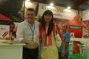 Nuestra compañera Caty Pak junto a un técnico de Ramiro Arnedo.