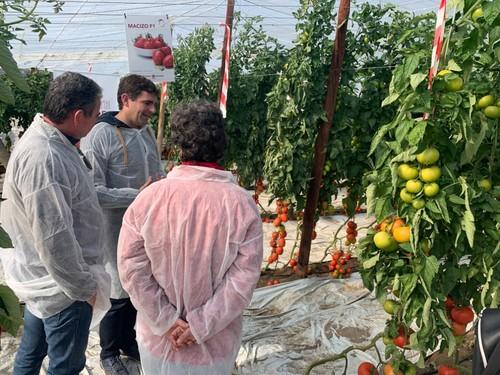 José Luis Palomo con agricultores.
