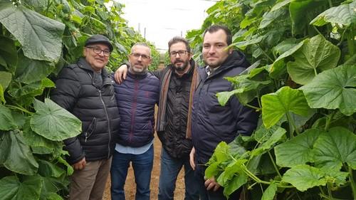 Acompañando a los agricultores durante la visita.