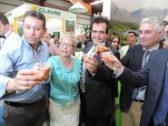 La consejera, su secretario general, el alcalde de Níjar y el presidente de Biosabor, Francisco Belmonte, bridan con el gazpacho de la empresa nijareña.