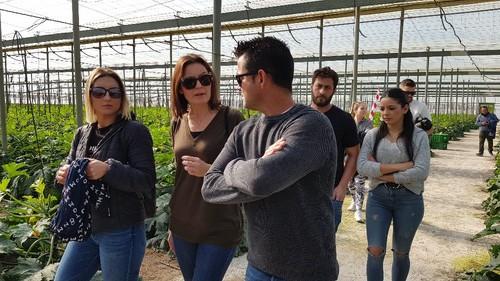 La técnico de Syngenta, Inmacuada Hernández, habla con algunos asistentes.
