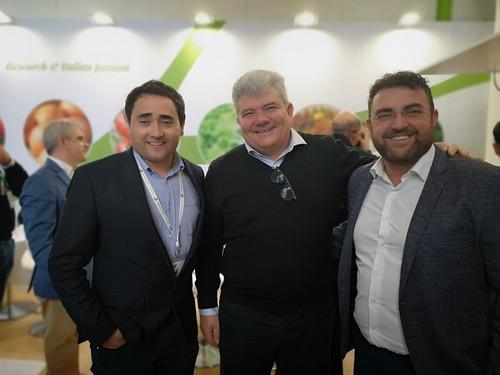 José Parra (izqda.), de ISI Sementi, junto algunos clientes de la empresa, en el stand de la casa de semillas