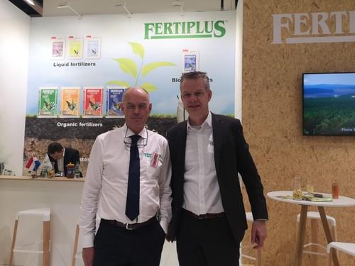 Reitze ven het Meer, de Ferm o Feed, junto a un compañero de la empresa, posando para fhalmería en la feria