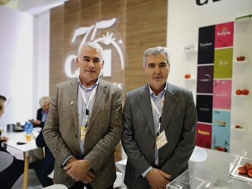 Miguel Vargas (dcha.), presidente de Casi, junto a un compañero