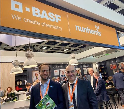 Javier Ramiro y Miguel Espinosa, de Nunhems, posaron con la revista de fhalmeria