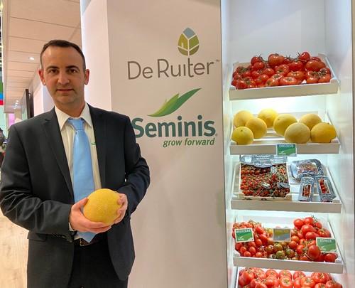 Miguel Sánchez, de Seminis y De Ruiter, en el stand de Bayer en el pabellón 1.2