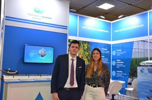 Miembros de Hydroponic Systems en la feria