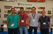 A la izquierda, David Mayol, director general de Pelemix España, con parte de su equipo desplazado a la feria.