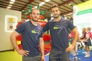 Estos chicos se han venido a Níjar con su camiseta Feel Blue.