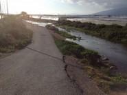 Algunso agricultores tienen inundada la entrada de su finca.