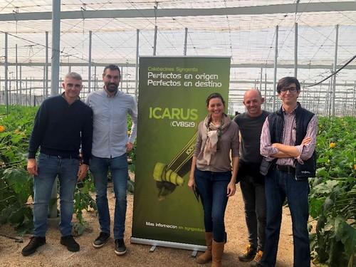 El equipo de Syngenta asistente a las jornadas junto al cartel de Icarus.