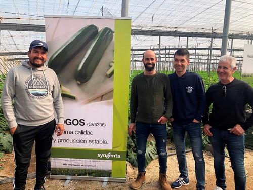 Agricultores junto al cartel de Logos, el calabacín de esta casa de semillas con una gran versatilidad.