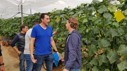 César Moreno, especialista de producto de Nunhems, conversa con un asistente al evento.