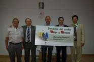 El presidente y el vicepresidente de Campoejido posan junto a responsables de Carretillas Amate, empresa fabricante de la carretilla Tizona.