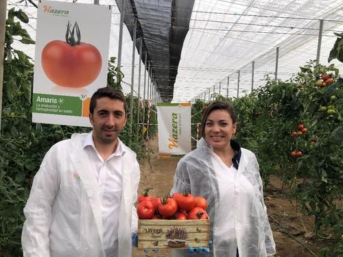José David Ávila y Anabel Pérez, parte del equipo de Hazera España que asistió a la jornada, junto a una caja de Amaris.
