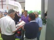 Un grupo de agricultores ojea nuestro último número.
