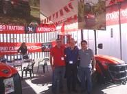 En el centro, Manuel Azor, gerente de Tractores Azor, con sus clientes.