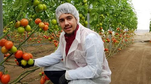 José Miguel Reyes junto a una planta de Sargento.