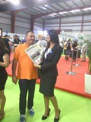fhalmería ha estado muy presente en la última edición de Expolevante. Aquí, nuestra azafata repartiendo nuestro número especial de la feria.