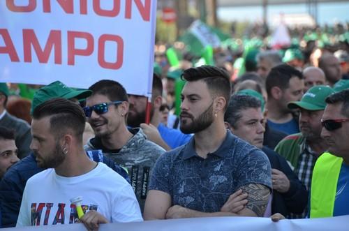 Miembros de la UAI y agricultores en la manifestación.