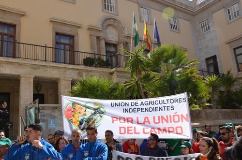 Joaquín López, alias 'Bernabé', hablando a los agricultores ya a las puertas de la Subdelegación del Gobierno.