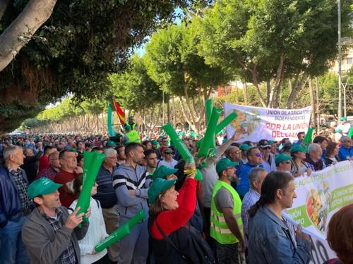 Los agricultores se mantuvieron activos durante las casi tres horas de marcha hasta la Subdelegación coreando frases como 