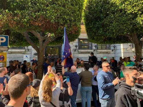 Los manifestantes pararon unos minutos frente a la delegación de Hacienda para pedir una rebaja fiscal.