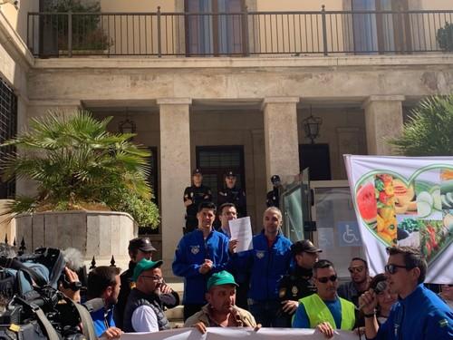 Representantes de la Unión de Agricultores Independientes accedieron a la Subdelegación del Gobierno y registraron las reivindicaciones, que habían sido leídas previamente a las puertas.