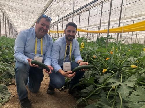 Omar Kaidi y David González, del equipo de HM CLAUSE, junto a la variedad.