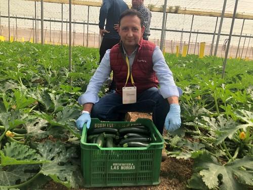 Manuel Fernández, integrante de equipo de HM CLAUSE mostrando la variedad.