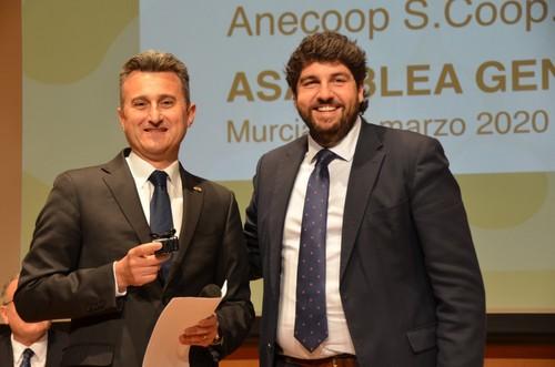 El presidente de Anecoop, Alejandro Monzón, y López Miras, presidente de la Región de Murcia.