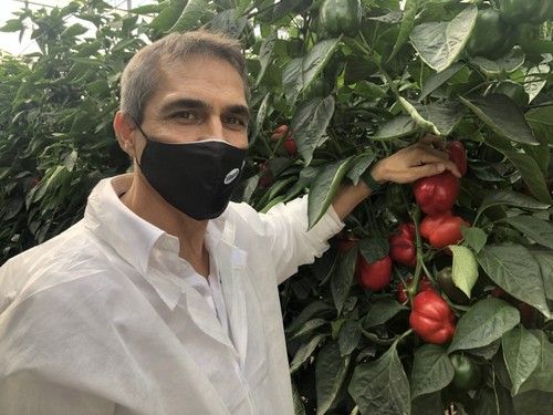 Joaquín González, especialista de cultivo junto Nyobi.
